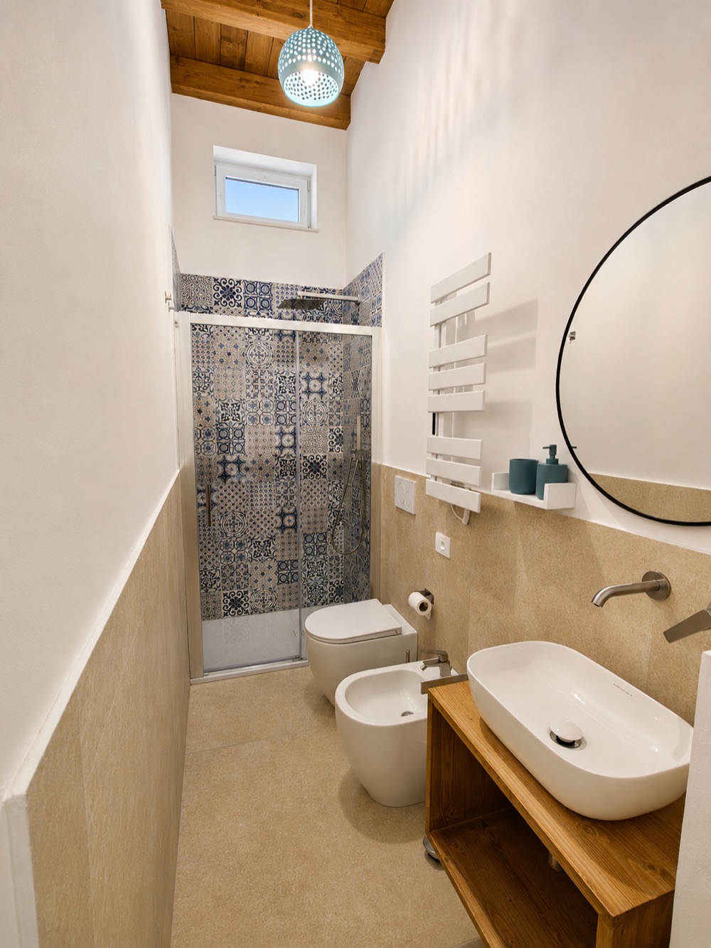 Bagno della Camera Celeste con maioliche blu e bianche