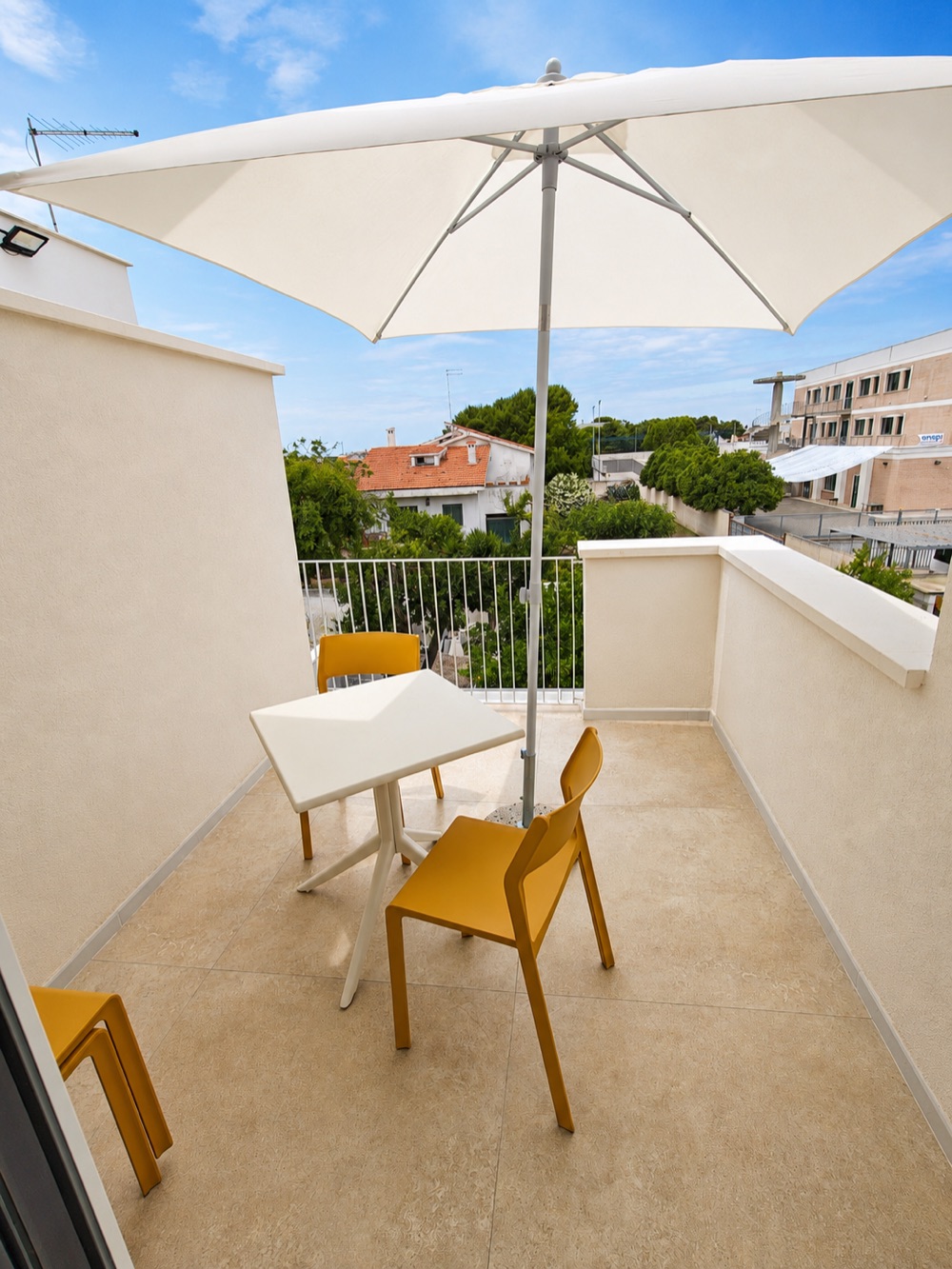 Balcone della Camera Gialla con vista sui tetti del borgo