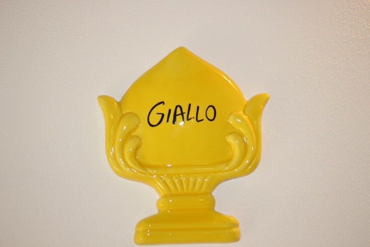 Pumo in ceramica della Camera Gialla
