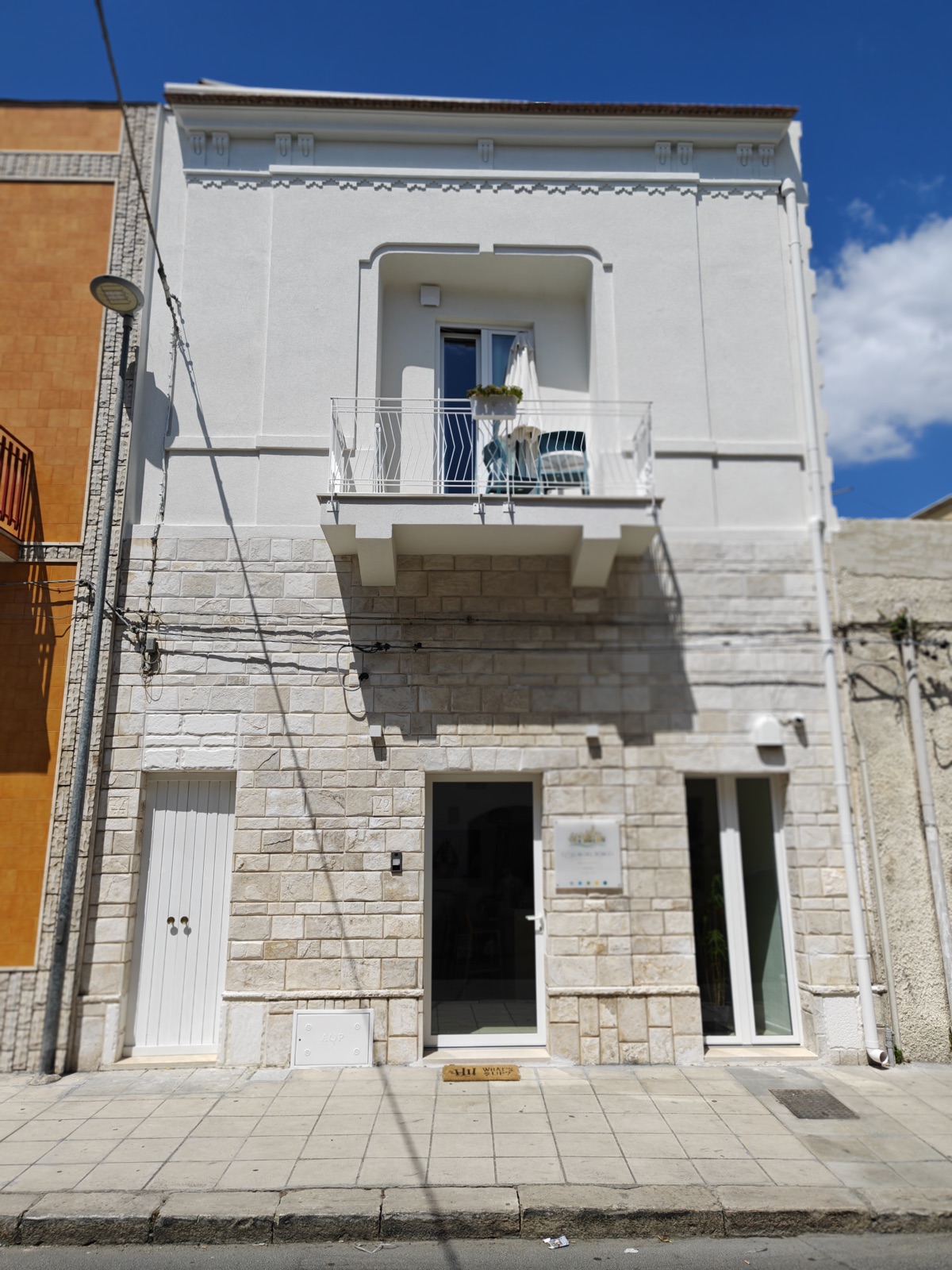 Facciata in pietra del B&B I Colori del Borgo a Pulsano nel Salento